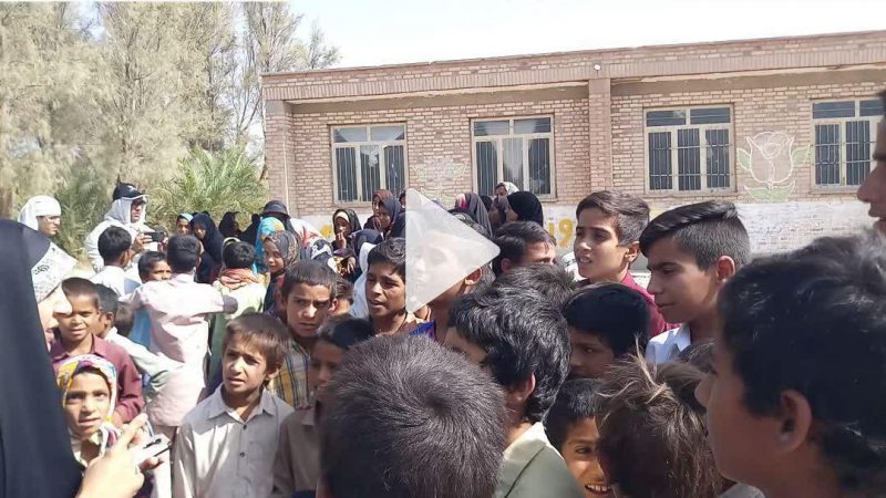 توزیع لوازم تحریر بین دانش آموزان روستای ملک آباد شیرآباد - پایگاه خبری  دیار نخل | پایگاه خبری دیار نخل