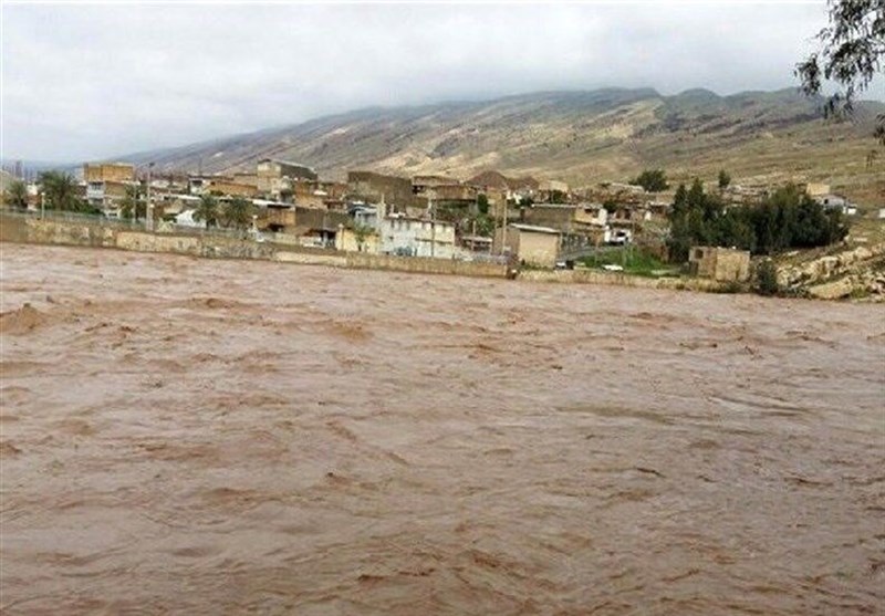 نگرانی خانواده های مردم روستای در محاصره سیلاب کوهشاه